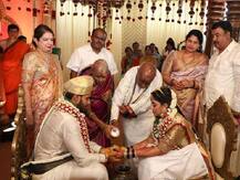 कर्नाटकः कुमारस्वामी के बेटे निखिल की शादी में उड़ी नियमों की धज्‍जियां, शादी में शरीक हुए सैकड़ों लोग