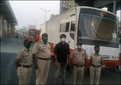 Exclusive: लॉकडाउन में मुंबई पुलिस के काम आ रही हैं बॉलीवुड के सितारों से सजने वाली वैनिटी वैन्स Exclusive: लॉकडाउन में मुंबई पुलिस के काम आ रही हैं बॉलीवुड के सितारों से सजने वाली वैनिटी वैन्स
