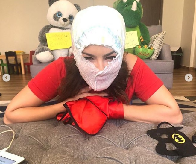Photos: सनी लियोनी ने इमरजेंसी मास्क के लिए चेहरे पर पहना डायपर, तेजी से वायरल हो रही हैं ये तस्वीरें