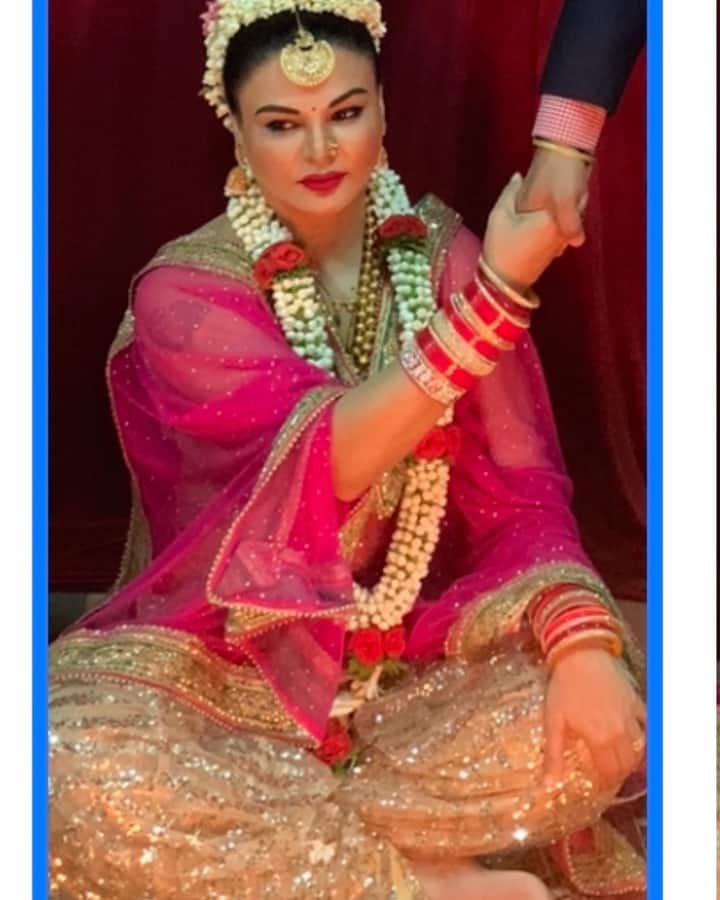 वहीं राखी की इन्हीं तस्वीरों में एक तस्वीर ऐसी भी है जिसमें उन्होंने पति रितेश का हाथ थामा हुआ है लेकिन इसमें भी उनका चेहरा नजर नहीं आ रहा है.