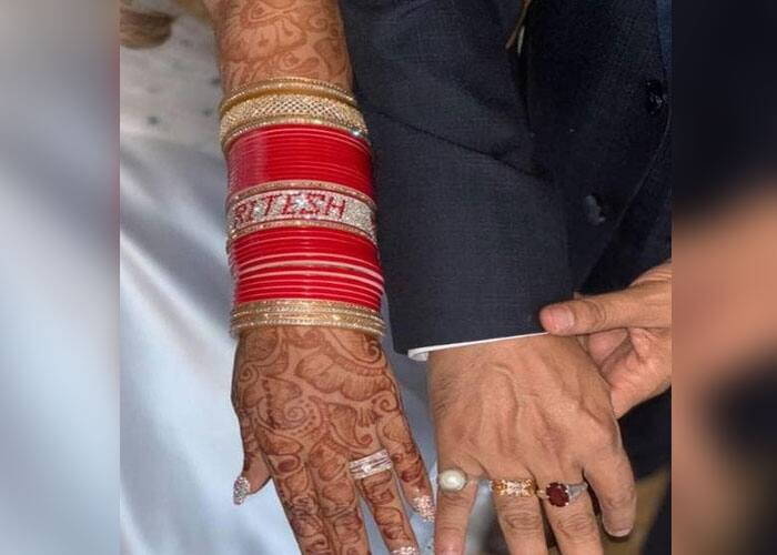 राखी ने अपनी शादी की एक तस्वीर शेयर की जिसमें उनके पति का हाथ नजर आ रहा था. इस तस्वीर में राखी और उनके पति अपनी शादी की रिंग दिखा रहे थे लेकिन कुछ वक्त बाद उन्होंने ये तस्वीर डिलीट कर दी.