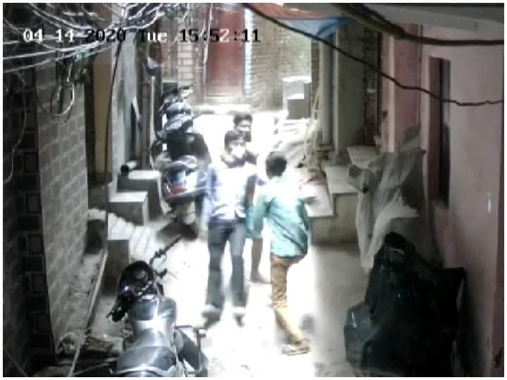 Two crooks rob a boy mobile and purse ANN लॉकडाउन में जरूरी काम से घर से निकलें तो सावधान होकर निकलिए, कहीं लूट का शिकार ना हो जाएं आप