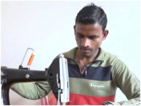 कल तक जो बड़े-बड़े नक्सली कमांडरों की वर्दी सिलता था वो आज कोरोना से लड़ने के लिए मास्क सिल रहा है कल तक जो बड़े-बड़े नक्सली कमांडरों की वर्दी सिलता था वो आज कोरोना से लड़ने के लिए मास्क सिल रहा है