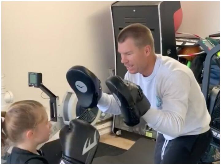 Corona Lockdown David Warner Gives Boxing Lessons To His Daughter लॉकडाउन में बेटी को बॉक्सिंग की ट्रेनिंग दे रहे हैं डेविड वॉर्नर, देखिए वीडियो