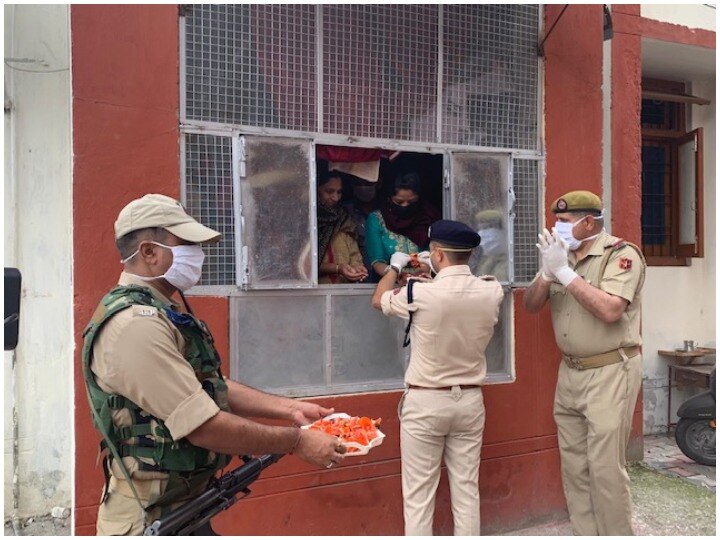 Jammu Police honored those who followed the rules of lockdown ANN लॉकडाउन के नियमों का पालन करने वाले लोगों को जम्मू पुलिस ने दिए फूल, तालियां भी बजाई