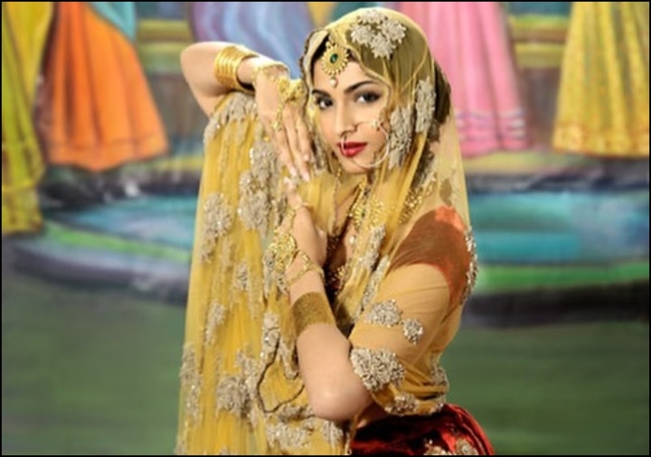 Sonam Kapoor turns Anarkali as she poses like Madhubala 'मुगल-ए-आज़म' की 'अनारकली' बनीं सोनम कपूर, मधुबाला के अंदाज़ में दिया खूबसूरत पोज़