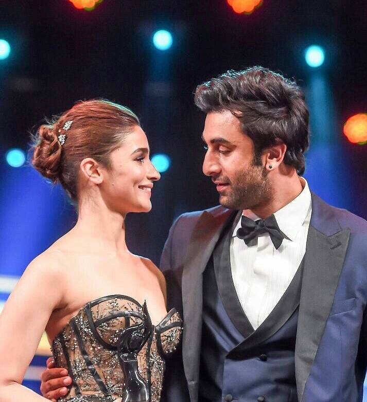 अकसर ही इवेंट्स और स्टार पार्टीज में दोनों एक दूसरे के साथ खास अंदाज में दिखाई देते हैं. 