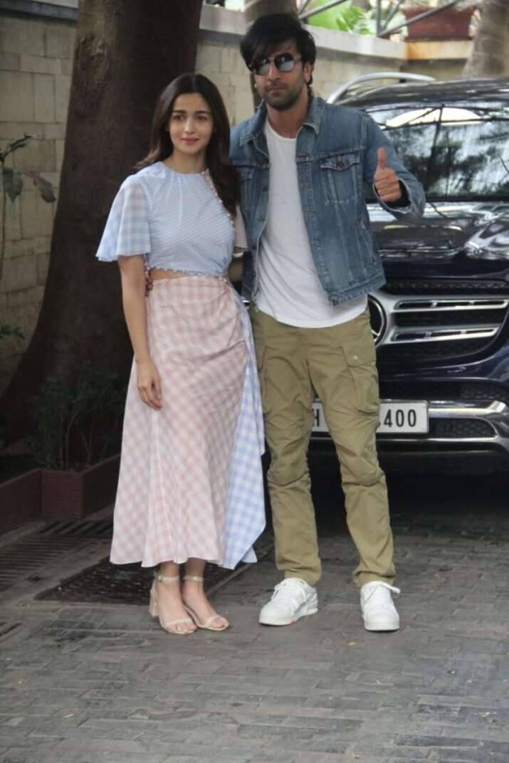 बता दें कि रणबीर कपूर आलिया भट्ट को क्रिसमस पर होने वाले कपूर फैमिली लंच पर भी साथ लेकर पहुंचे थे. 