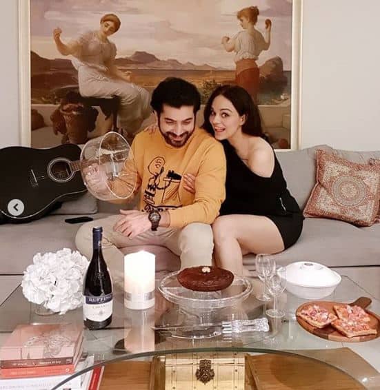 हालांकि कपल ने ग्रैंड पार्टी होस्ट नहीं की लेकिन उनकी इन तस्वीरों को देखने के बाद साफ है कि एक दूसरे के साथ क्वालिटी टाइम स्पेंड किया और खूब मस्ती की.