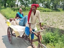 लॉकडाउन में गाड़ी न मिलने से ठेले पर बीमार पति को लेकर बैंक पहुचीं महिला