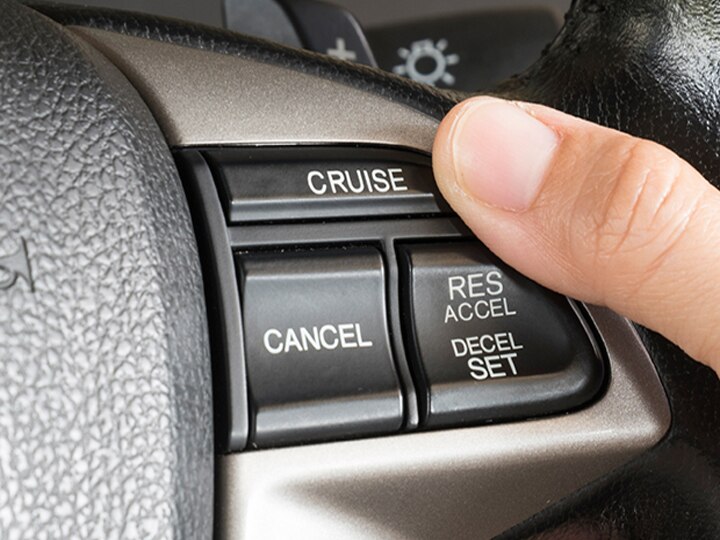 What is Cruise control feature in car know benefits and how to work लंबे सफ़र के लिए कारों में आता है यह खास फीचर, ड्राइविंग के दौरान नहीं होती थकान