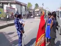 बिहार: तपती धूप में अपने 11 महीने के बच्चे के साथ ड्यूटी कर रही हैं बिहार महिला पुलिसकर्मी