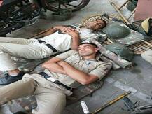 पुलिसकर्मियों की जमीन पर सोते हुए फोटो सोशल मीडिया पर वायरल, ट्विटर पर #CoronaWarriors कर रहा है ट्रैंड