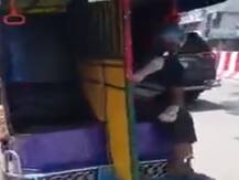 शख्स ने बनाया सोशल डिस्टेंसिंग वाला ई-रिक्शा, आनंद महिंद्रा ने खुश होकर दिया जॉब का ऑफर