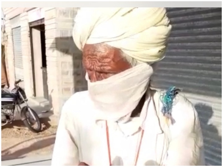 Rajasthan man brainwashed and took out his pension ANN राजस्थान: पेंशन निकालने के लिए बायोमेट्रिक मशीन नहीं कर रही थी फिंगर को स्कैन, इस तरह जुगाड़ लगा कर निकाली पेंशन