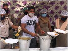 COVID-19: रेसलर सुशील कुमार ने दिल्ली पुलिस के साथ मिलकर गरीबों में बांटा खाना