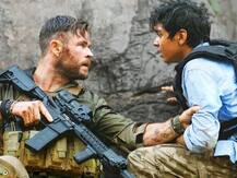 Extraction Review: स्नाइपर और असॉल्ट राइफल के अलावा कुछ खास नहीं दिखाती है Netflix की ये फिल्म