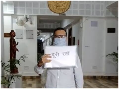 बिहार: सीनियर आईएएस अधिकारी 'दूरी रखें' की तख्ती दिखाकर मीडिया के सवालों से बचे बिहार: सीनियर आईएएस अधिकारी 'दूरी रखें' की तख्ती दिखाकर मीडिया के सवालों से बचे