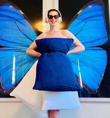 IN PICS: ट्रेंड कर रहा है ये अजीबो-गरीब चैलेंज, कपड़े उतारकर Pillow से ये काम कर रही एक्ट्रेसेस