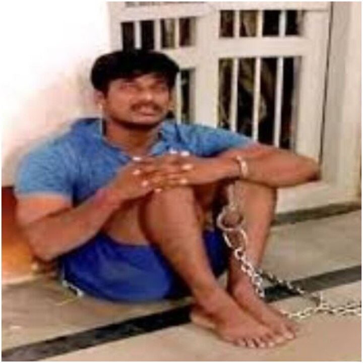 crpf cobra commando arrested by karnataka police during lockdown ANN थाने में चेन से बंधे कोबरा कमांडो की तस्वीर वायरल, CRPF ने कर्नाटक पुलिस के महानिदेशक को लिखा पत्र