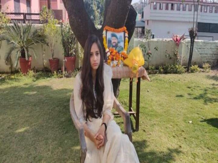 Pulwama martyr wife nitika kaul Donates 1000 PPE Kits to Haryana Police फरीदाबाद: पुलवामा शहीद की पत्‍नी ने दान की 1000 PPE किट, पुलिस ने कहा- थैंक्‍स