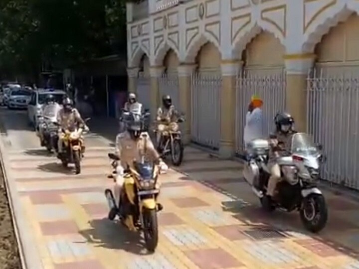 Sachchai Ka Sensex: Viral Video of Delhi Cops Gesture For Bangla Sahib Gurdwara सच्चाई का सेंसेक्स: क्या गुरुद्वारे के सम्मान में दिल्ली पुलिस ने सलामी दी है? जानें सच