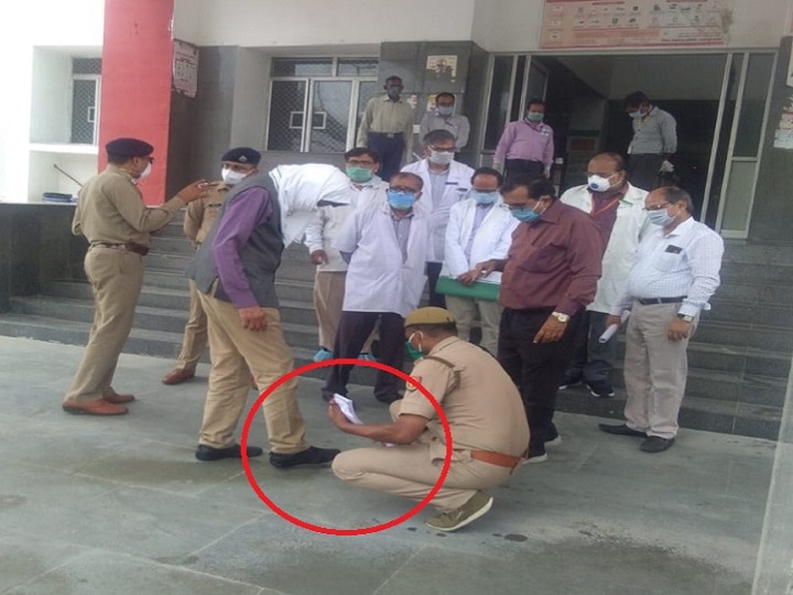 sachchai ka sensex: Did the Kanpur DM clean his shoes with the constable सच्चाई का सेंसेक्स: क्या कानपुर के DM ने सिपाही से अपने जूते साफ कराए, जानें सच क्या है