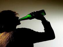 इटावाः ड्यूटी टाइम में सरकारी कार्यालय में शराब पीते दिखाई दिए वन अधिकारी, अब होगी कड़ी कार्रवाई