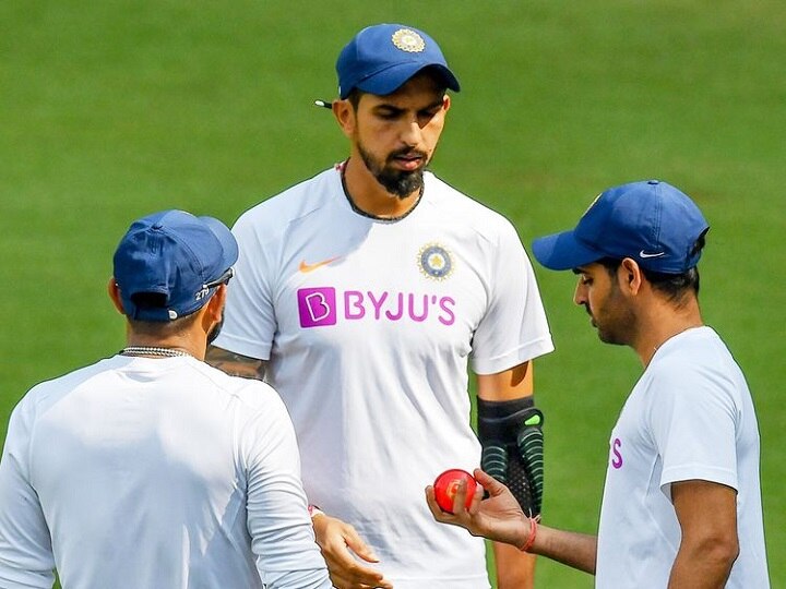 michael holding & waqar younis react on banning use of saliva or sweat on ball अब खिलाड़ी लार से नहीं चमका पाएंगे गेंद, रोक से असहमत दिग्गज गेंदबाजों ने ICC को लताड़ा