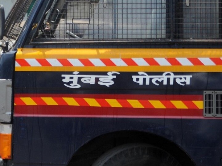 Police have seized banned gutka worth Rs 11.43 lakh from a truck in Mumbai ट्रक में छिपा कर ले जा रहे थे 'गुटखे' का जखीरा, 11 लाख का माल पकड़ा गया