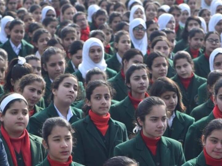 Kashmir Students To Learn Lessons From Radio Due To Lockdown लॉकडाउन के बीच कश्मीर के बच्चे अब रेडियो से लेंगे लेसन