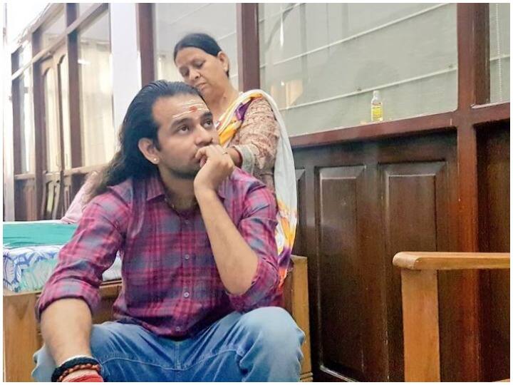 Tej Pratap Yadav post emotional picture with Rabri Devi on twitter राबड़ी देवी के साथ तस्वीर पोस्ट कर तेजप्रताप ने लिखा- 'मां आपके प्यार का ऋणी रहूंगा, पापा आपकी याद आ रही'