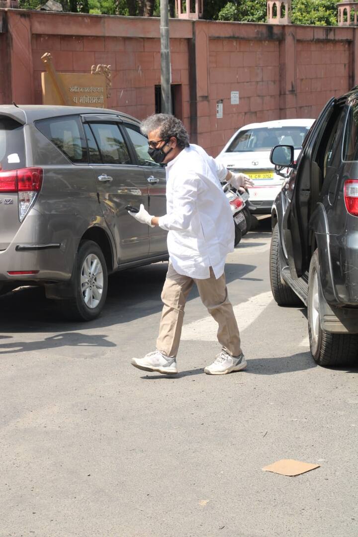 इरफान खान के अंतिम दर्शन के लिए अस्पताल पहुंचे फिल्म मेकर विसाल भारद्वाज. (Photo Credit: Manav Manglani)