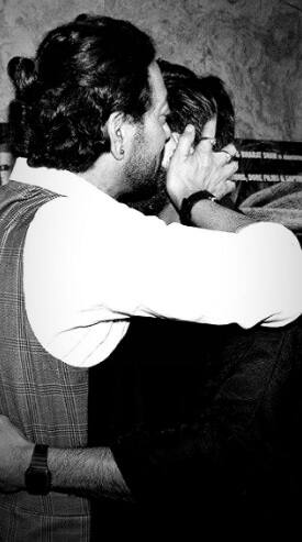 इसके साथ ही रणवीर सिंह ने इरफान खान के साथ ये तस्वीर भी शेयर की है. इस तस्वीर में इरफान खान रणवीर सिंह को प्यार करते नजर आ रहे हैं. (Photo Credit: Instagram)