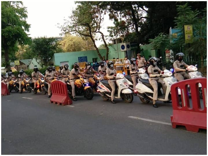 कोरोना: दिल्ली पुलिस ने डॉक्टर्स को धन्यवाद देन के लिए निकाला अनूठा तरीका, AIIMS की ‘परिक्रमा’ की Corona Delhi Police has taken out a unique way to thank the doctors कोरोना: दिल्ली पुलिस ने डॉक्टर्स को धन्यवाद देन के लिए निकाला अनूठा तरीका, AIIMS की ‘परिक्रमा’ की