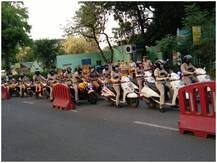 कोरोना: दिल्ली पुलिस ने डॉक्टर्स को धन्यवाद देन के लिए निकाला अनूठा तरीका, AIIMS की ‘परिक्रमा’ की