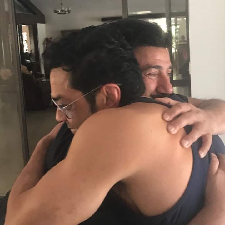 इस तस्वीर में आप सनी और बॉबी की शानदार बॉन्डिंग देख सकते हैं. (Photo Credit: @iamsunnydeol Instagram)