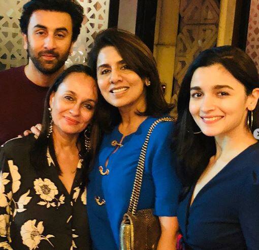 सिर्फ रणबीर ही नहीं बल्कि रणबीर कपूर की गर्लफ्रेंड और एक्ट्रेस आलिया भट्ट भी इस मुश्किल समय में कपूर परिवार के साथ खड़ी नजर आईं.