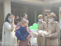 लॉकडाउन: मथुरा पुलिस ने सीमा पर तैनात फौजी की बेटी का पहला जन्मदिन मनाया