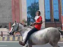 पटना: लॉकडाउन के दौरान बच्चे ने सड़क पर की घुड़सवारी, समझाने के बाद घर को लौटा