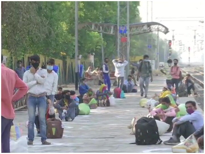 Due to lack of resources the family left for the new Delhi railway station from Noida in the night ANN लॉकडाउन: संसाधन ना होने की वजह से रात में ही नोएडा से नई दिल्ली स्टेशन के लिए निकल गया परिवार