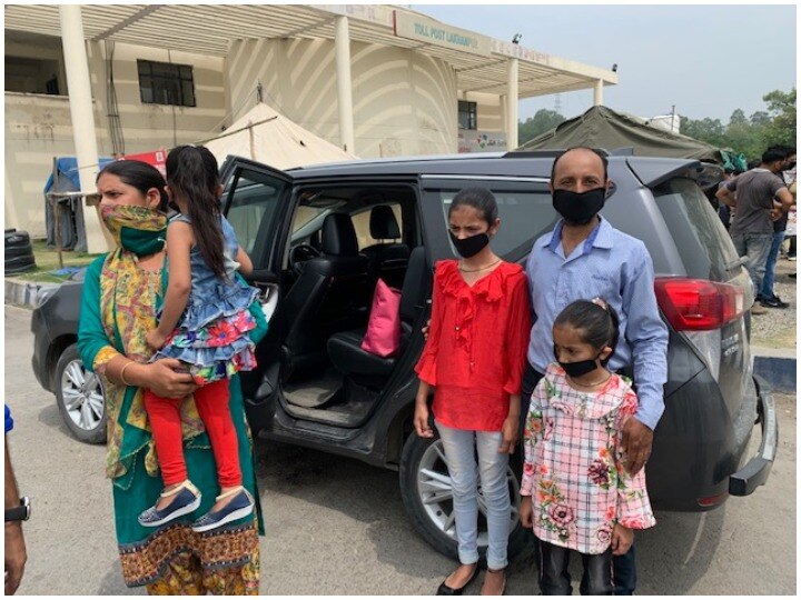 4 children Stranded in their relatives house met their parents ANN जम्मू-कश्मीर: 40 दिनों से अपने रिश्तेदारों के घर रह रहे 4 बच्चों का उनके माता पिता से हुआ मिलन