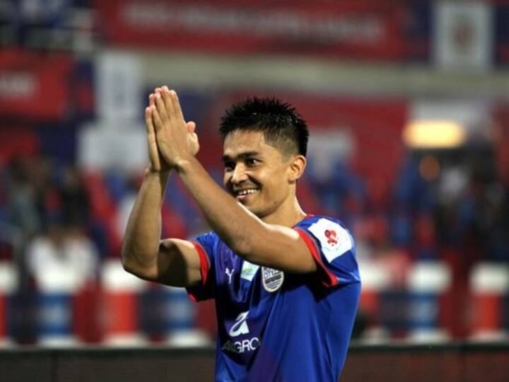 Sunil Chhetri gets strange demand from a fan asks for netflix account & password ऑटोग्राफ, सेल्फी या जर्सी नहीं, भारतीय फुटबॉल टीम के कप्तान सुनील छेत्री से फैन ने की अजीब मांग