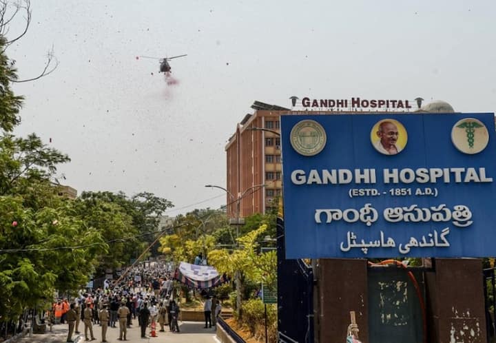 भारतीय वायु सेना का सारंग हेलिकॉप्टर तिरुवनंतपुरम में सरकारी मेडिकल कॉलेज अस्पताल और जनरल अस्पताल के ऊपर से गुजरा. यह कोरोना वायरस महामारी से लड़ रहे डॉक्टरों, पैरामेडिकल कर्मियों, स्वच्छता कर्मचारियों और अन्य अग्रिम पंक्तियों के कर्मियों को सम्मानित करने के लिए सशस्त्र बलों की राष्ट्रव्यापी पहल का हिस्सा था.