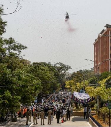 भारतीय वायु सेना (IAF) ने दिल्ली में वर्धमान महावीर मेडिकल कॉलेज, सफदरजंग हॉस्पिटल के ऊपर से फ्लाई पास्ट करते हुए फूल बरसा कर कोरोना वॉरियर्स के प्रति आभार व्यक्त किया
