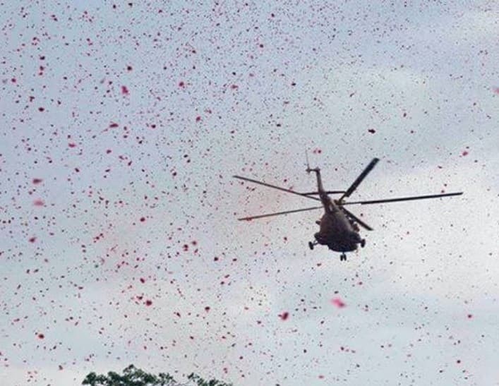 भारतीय वायुसेना ने 'कोरोना योद्धाओं' का आभार जताते हुए AIIMS पटना पर फूल बरसाए और फ्लाईपास्ट किया