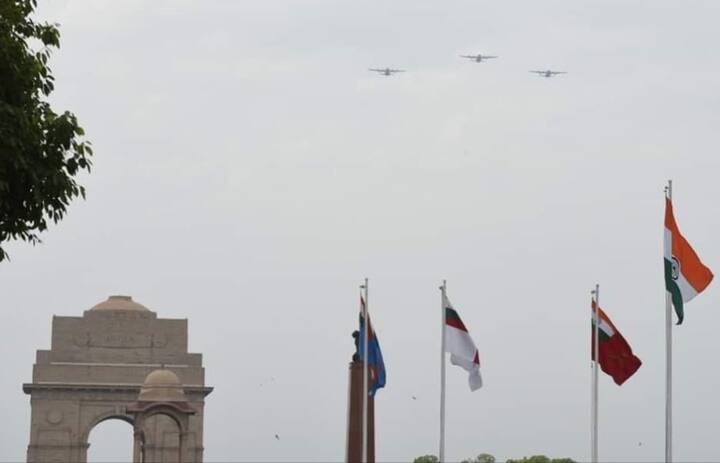 चीफ ऑफ डिफेंस स्टाफ (सीडीएस) जनरल बिपिन रावत ने शुक्रवार को घोषणा की थी कि तीनों सेवाएं “कोरोना योद्धाओं” का धन्यवाद करने के लिए कई गतिविधियों को अंजाम देंगी.