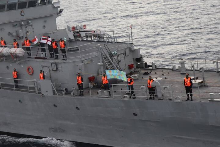 पूर्वी नौसैन्य कमान और पश्चिमी नौसैन्य कमान शाम साढ़े सात बजे से मध्यरात्रि तक एक बंदरगाह पर खड़े कई जहाजों को रोशन करेंगी.