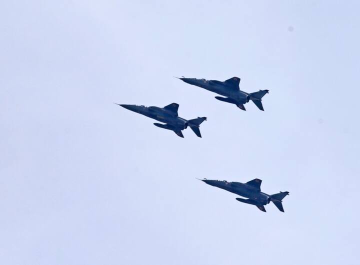 सैन्य विमानों के इन जत्थों में शामिल सुखोई-30 एमकेआई, मिग-29 और जैगुआर ने दिल्ली के केंद्र में स्थित मुख्य मार्ग, राजपथ के ऊपर उड़ान भरी और फिर सुबह करीब 11 बजे से अगले 30 मिनट तक शहर के ऊपर चक्कर लगाया.