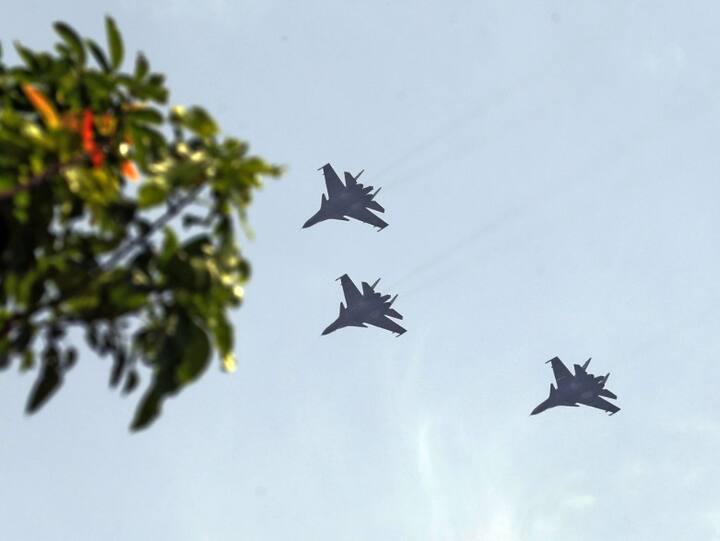 मुख्य परिवहन विमान सी-130 ने भी दिल्ली और राष्ट्रीय राजधानी क्षेत्र (एनसीआर) में अलग से फ्लाई पास्ट किया. हवाई सुरक्षा को ध्यान में रखते हुए इस विमान ने करीब 500 से 1,000 मीटर तक की ऊंचाई पर ही उड़ान भरी.